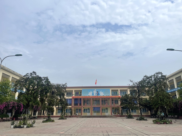 Vụ phụ huynh lên Facebook đòi tiền thừa sách giáo khoa: Nhà trường nhận lỗi Vụ phụ huynh lên Facebook đòi tiền thừa sách giáo khoa: Nhà trường nhận lỗi