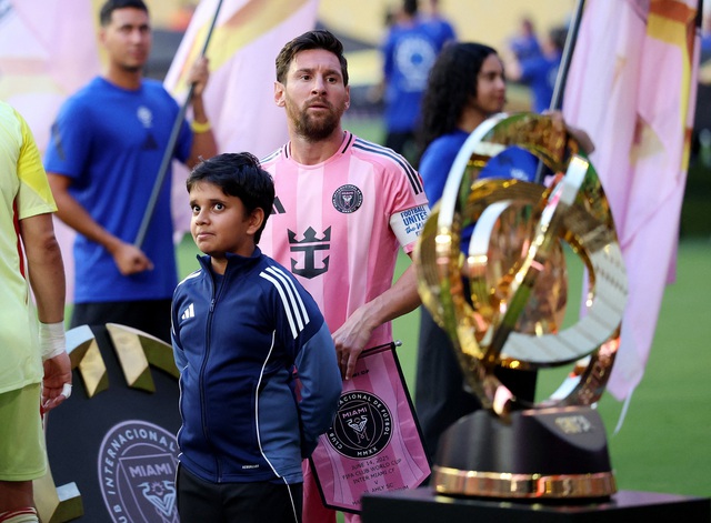 Vệ sĩ riêng bất ngờ xuất hiện, Messi ngó lơ fan cuồng Ronaldo tại Club World Cup - Ảnh 2. Vệ sĩ riêng bất ngờ xuất hiện, Messi ngó lơ fan cuồng Ronaldo tại Club World Cup - Ảnh 2.