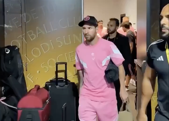 Vệ sĩ riêng bất ngờ xuất hiện, Messi ngó lơ fan cuồng Ronaldo tại Club World Cup Vệ sĩ riêng bất ngờ xuất hiện, Messi ngó lơ fan cuồng Ronaldo tại Club World Cup