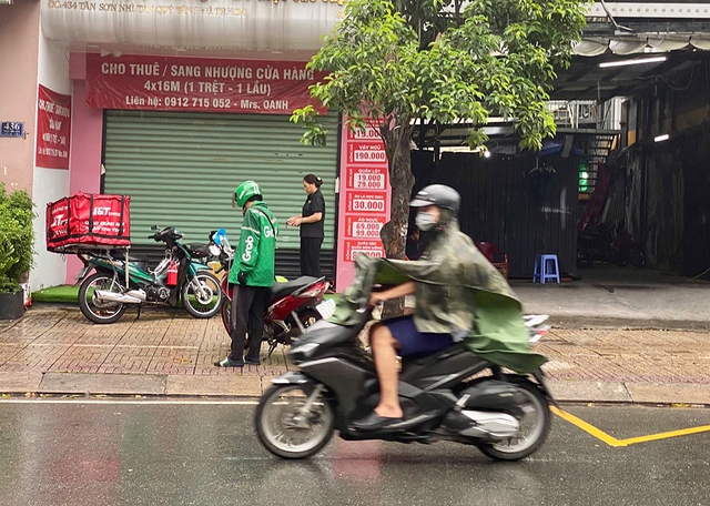 Vất vả mưu sinh dưới thời tiết nắng mưa thất thường - Ảnh 3.