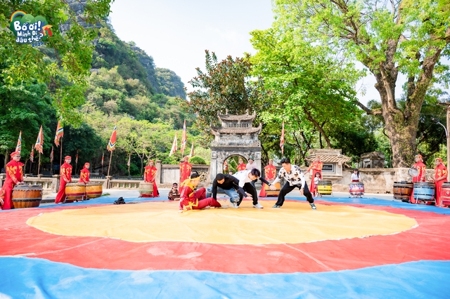 'Giang hồ màn ảnh' Duy Hưng đến Ninh Bình... đấu vật - Ảnh 4. 'Giang hồ màn ảnh' Duy Hưng đến Ninh Bình... đấu vật - Ảnh 4.