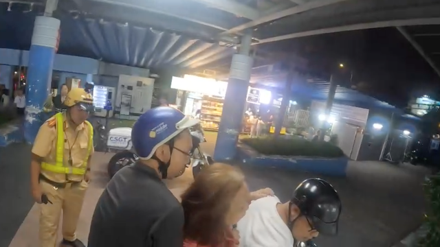‘Anh ơi đi cấp cứu’: CSGT lập tức mở đường, phản ứng người đi đường gây bất ngờ ‘Anh ơi đi cấp cứu’: CSGT lập tức mở đường, phản ứng người đi đường gây bất ngờ