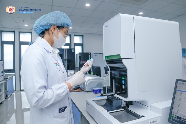 Trường ĐH Phan Châu Trinh tiên phong ứng dụng AI và công nghệ sinh học y khoa
- Ảnh 2. Trường ĐH Phan Châu Trinh tiên phong ứng dụng AI và công nghệ sinh học y khoa
- Ảnh 2.
