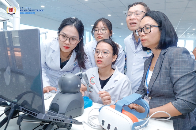 Trường ĐH Phan Châu Trinh tiên phong ứng dụng AI và công nghệ sinh học y khoa
- Ảnh 3. Trường ĐH Phan Châu Trinh tiên phong ứng dụng AI và công nghệ sinh học y khoa
- Ảnh 3.