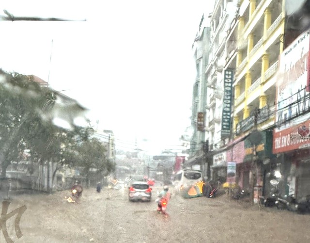 Đà Lạt mưa lớn như trút nước, nhiều tuyến đường ngập nặng- Ảnh 1. Đà Lạt mưa lớn như trút nước, nhiều tuyến đường ngập nặng- Ảnh 1.