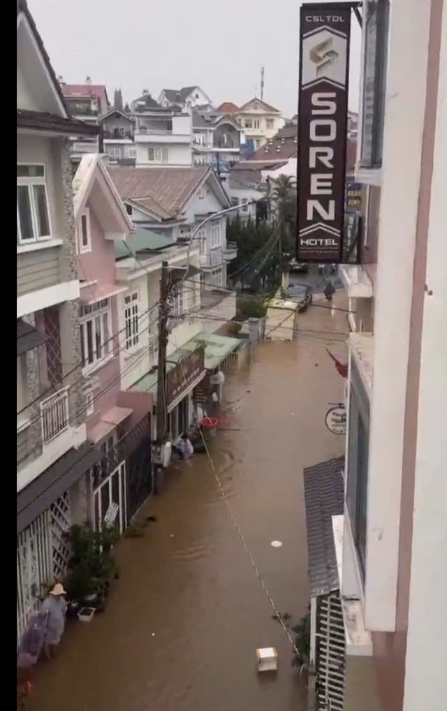 Đà Lạt mưa lớn như trút nước, nhiều tuyến đường ngập nặng- Ảnh 5. Đà Lạt mưa lớn như trút nước, nhiều tuyến đường ngập nặng- Ảnh 5.