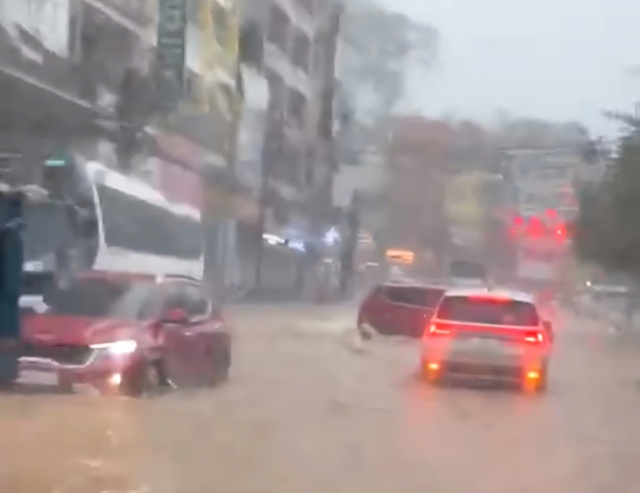 Đà Lạt mưa lớn như trút nước, nhiều tuyến đường ngập nặng- Ảnh 12. Đà Lạt mưa lớn như trút nước, nhiều tuyến đường ngập nặng - Ảnh 2.