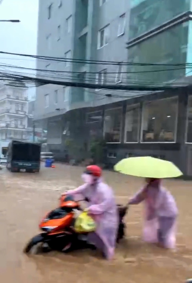 Đà Lạt mưa lớn như trút nước, nhiều tuyến đường ngập nặng- Ảnh 4. Đà Lạt mưa lớn như trút nước, nhiều tuyến đường ngập nặng- Ảnh 4.