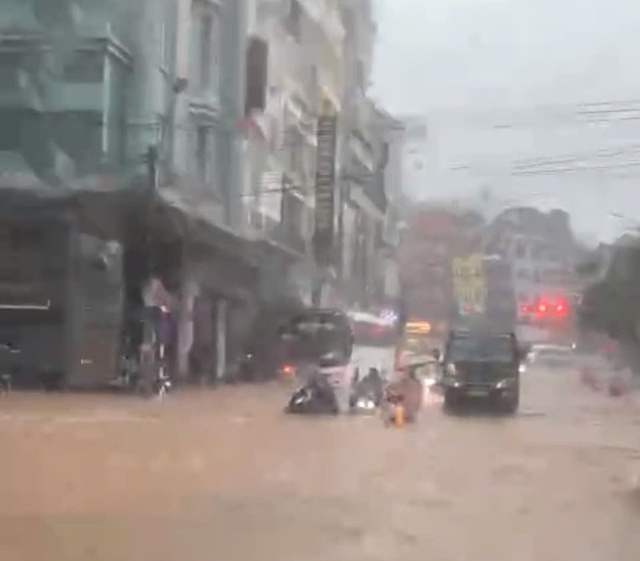 Đà Lạt mưa lớn như trút nước, nhiều tuyến đường ngập nặng- Ảnh 11. Đà Lạt mưa lớn như trút nước, nhiều tuyến đường ngập nặng- Ảnh 11.