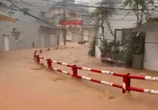 Đà Lạt mưa lớn như trút nước, nhiều tuyến đường ngập nặng- Ảnh 13. Đà Lạt mưa lớn như trút nước, nhiều tuyến đường ngập nặng - Ảnh 3.