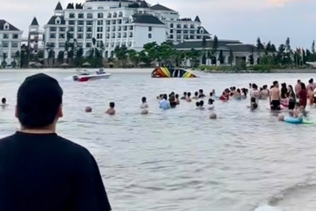 Hạ Long: Dù lượn rơi thẳng xuống biển giữa hàng trăm du khách Hạ Long: Dù lượn rơi thẳng xuống biển giữa hàng trăm du khách