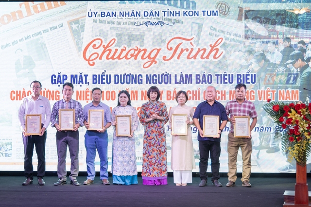 PV Báo Thanh Niên đoạt giải B giải báo chí tỉnh Kon Tum PV Báo Thanh Niên đoạt giải B giải báo chí tỉnh Kon Tum