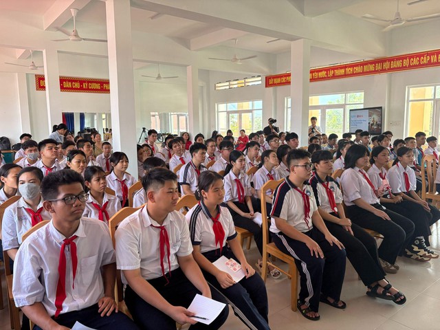 ‘Áo giáp’ kỹ năng số cho học sinh khiếm thính: Khi công nghệ trở thành nhịp cầu- Ảnh 1.