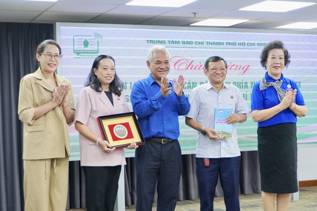 Cựu cán bộ Đoàn Thanh niên Việt Nam thăm Trung tâm Báo chí TP.HCM Cựu cán bộ Đoàn Thanh niên Việt Nam thăm Trung tâm Báo chí TP.HCM