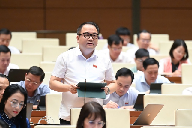 'Giá vàng miếng vàng nhẫn trong nước nhảy múa lung tung, tiền đồng mất giá'- Ảnh 2.
