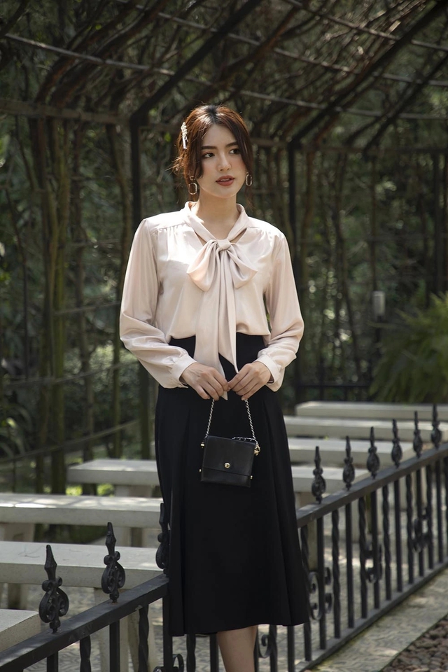 Áo sơ mi thắt nơ , điểm nhấn thanh lịch cho phong cách công sở hiện đại - Ảnh 3. Áo sơ mi thắt nơ , điểm nhấn thanh lịch cho phong cách công sở hiện đại - Ảnh 3.