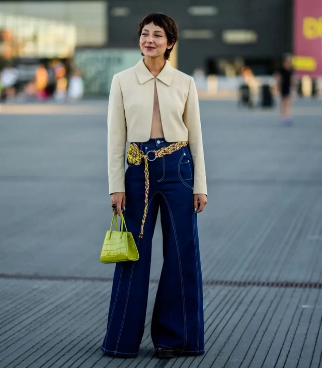 Diện quần jeans ống loe cho thời trang mùa hè sành điệu hơn bao giờ hết- Ảnh 9. Diện quần jeans ống loe cho thời trang mùa hè sành điệu hơn bao giờ hết- Ảnh 9.