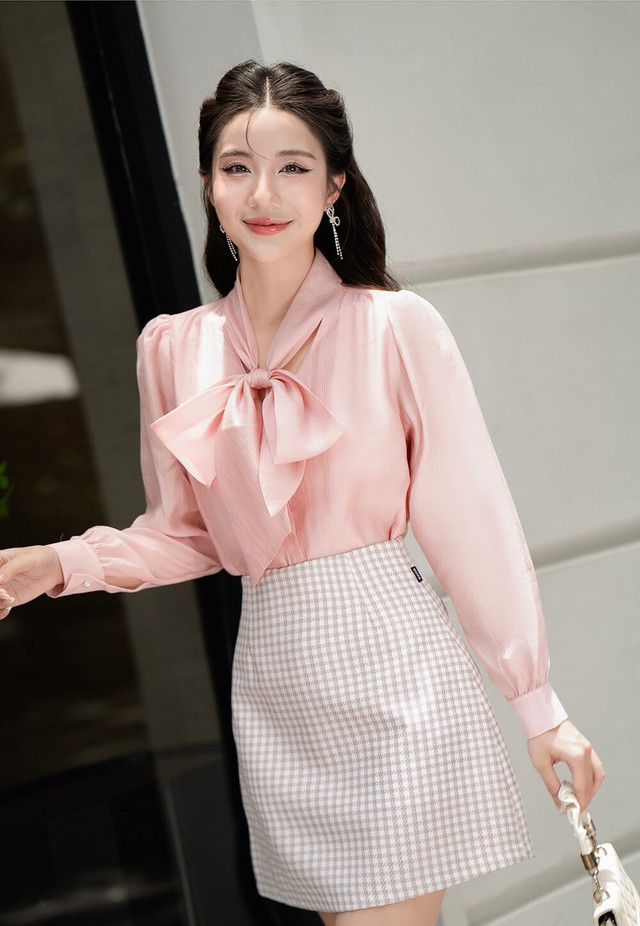 Áo sơ mi thắt nơ , điểm nhấn thanh lịch cho phong cách công sở hiện đại - Ảnh 4. Áo sơ mi thắt nơ , điểm nhấn thanh lịch cho phong cách công sở hiện đại - Ảnh 4.