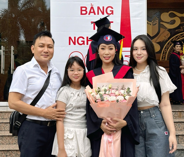 Trịnh Kim Chi, Hoàng Mập, Hạnh Thúy nhận bằng tốt nghiệp thạc sĩ- Ảnh 2.