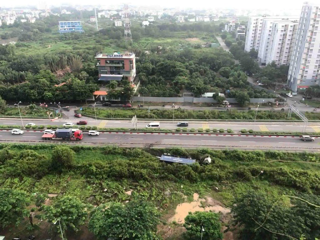 Xe container lao khỏi đường dẫn cao tốc TP.HCM - Long Thành - Dầu Giây - Ảnh 2.