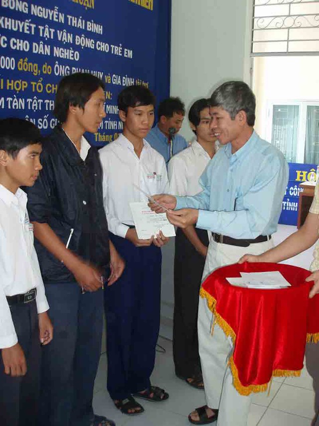 Nhịp cầu nối những tấm l&ograve;ng- Ảnh 1.