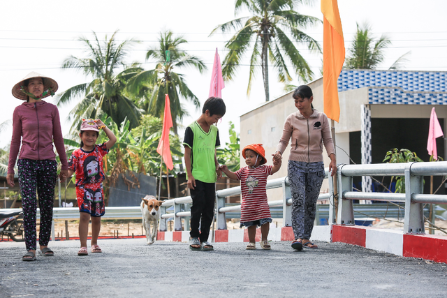 Đổi thay từ những cây cầu: Báo Thanh Niên mang lại hy vọng cho bà con khó khăn - Ảnh 3. Đổi thay từ những cây cầu: Báo Thanh Niên mang lại hy vọng cho bà con khó khăn - Ảnh 3.