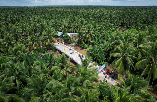 Đổi thay từ những cây cầu: Báo Thanh Niên mang lại hy vọng cho bà con khó khăn - Ảnh 5. Đổi thay từ những cây cầu: Báo Thanh Niên mang lại hy vọng cho bà con khó khăn - Ảnh 5.