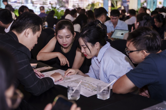 H&agrave;ng trăm kh&aacute;ch h&agrave;ng tham dự sự kiện giới thiệu ch&iacute;nh thức dự &aacute;n Lumi&egrave;re Midtown- Ảnh 4.