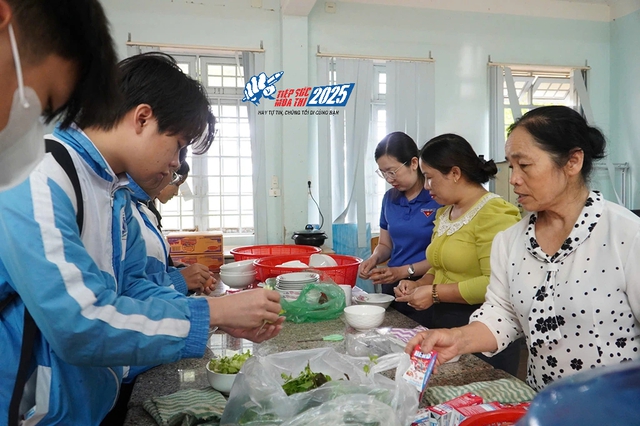 Tiếp sức mùa thi: 'Bữa sáng 0 đồng' tiếp sức thí sinh thi tốt nghiệp THPT - Ảnh 1.