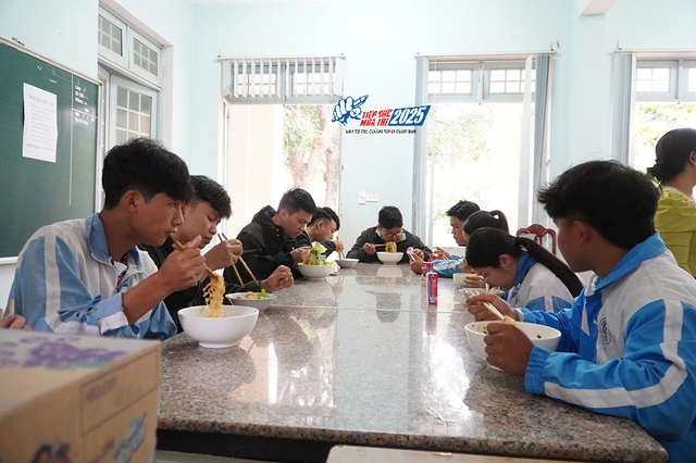 Tiếp sức mùa thi: 'Bữa sáng 0 đồng' tiếp sức thí sinh thi tốt nghiệp THPT - Ảnh 2.