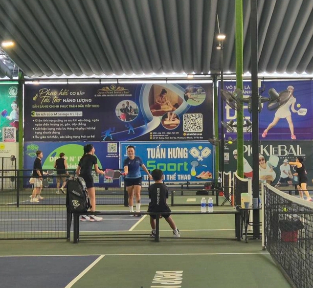 Nghỉ hè, trẻ em xuất hiện nhiều ở sân pickleball