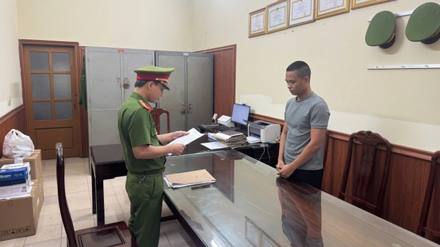 Bắt TikToker ‘Gia đình Hải Sen’: Siro ăn ngon Hải Bé là hàng giả Bắt TikToker ‘Gia đình Hải Sen’: Siro ăn ngon Hải Bé là hàng giả