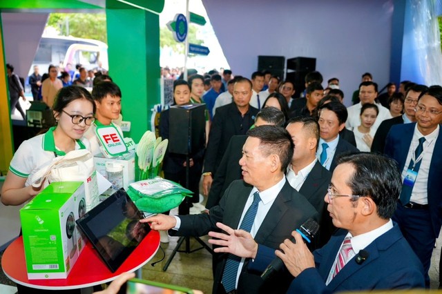 FE CREDIT mang ứng dụng tài chính đa nhiệm đến Ngày không tiền mặt 2025 FE CREDIT mang ứng dụng tài chính đa nhiệm đến Ngày không tiền mặt 2025