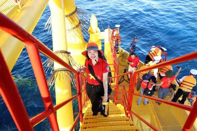 “Người Thanh Niên” giữa Trường Sa - Ảnh 9.