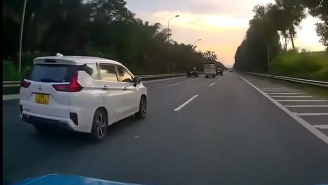 Xe Mitsubishi Xpander bị đâm văng trên cao tốc vì cố tạt đầu xe khác Xe Mitsubishi Xpander bị đâm văng trên cao tốc vì cố tạt đầu xe khác