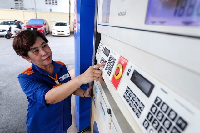 Giá xăng dầu hôm nay 17.6.2025: Xăng tăng hơn 1.000 đồng/lít? Giá xăng dầu hôm nay 17.6.2025: Xăng tăng hơn 1.000 đồng/lít?