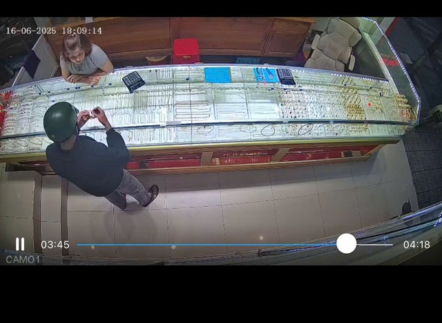 Bắt giữ nghi phạm cướp tiệm vàng ở Lâm Hà tại sân bay Liên Khương- Ảnh 2. Bắt giữ nghi phạm cướp tiệm vàng ở Lâm Hà tại sân bay Liên Khương- Ảnh 2.