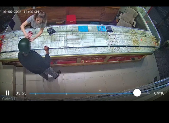Bắt giữ nghi phạm cướp tiệm vàng ở Lâm Hà tại sân bay Liên Khương- Ảnh 3. Bắt giữ nghi phạm cướp tiệm vàng ở Lâm Hà tại sân bay Liên Khương- Ảnh 3.