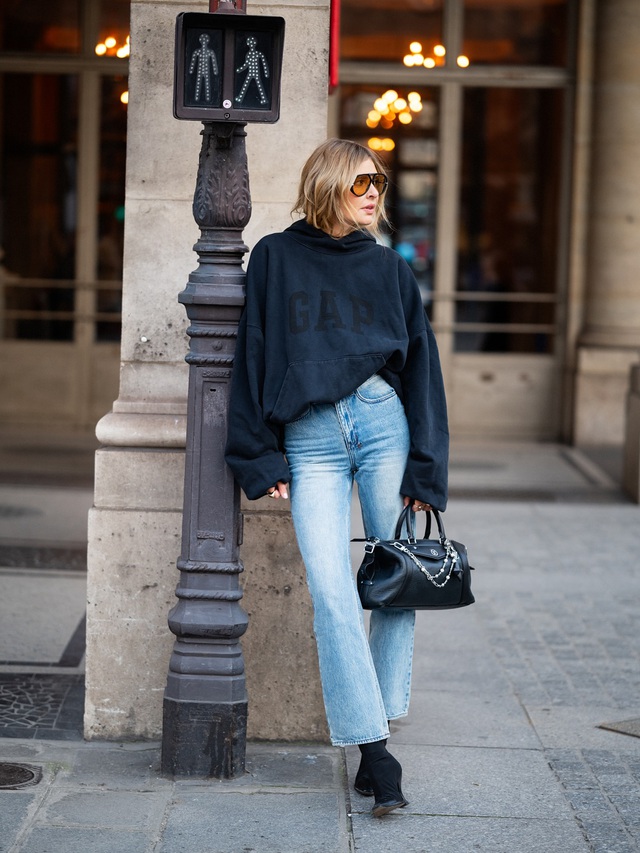 Quần jeans ống rộng, jeans ống loe là xu hướng denim hè- Ảnh 8.
