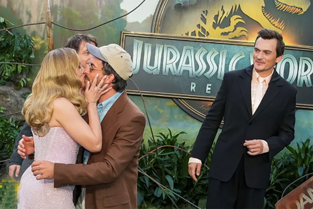Scarlett Johansson và Jonathan Bailey gây sốc tại buổi ra mắt bom tấn 'Jurassic World Rebirth'- Ảnh 2.