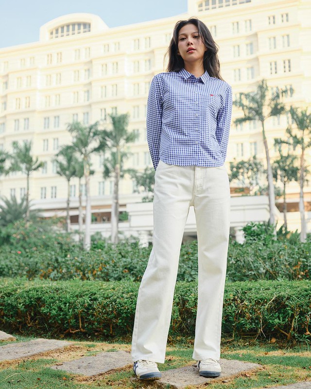 Quần jeans ống rộng, jeans ống loe là xu hướng denim hè- Ảnh 10.