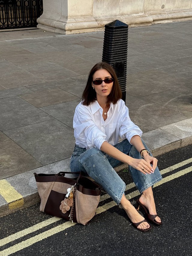 Quần jeans ống rộng, jeans ống loe là xu hướng denim hè- Ảnh 1. Quần jeans ống rộng, jeans ống loe là xu hướng denim hè- Ảnh 1.