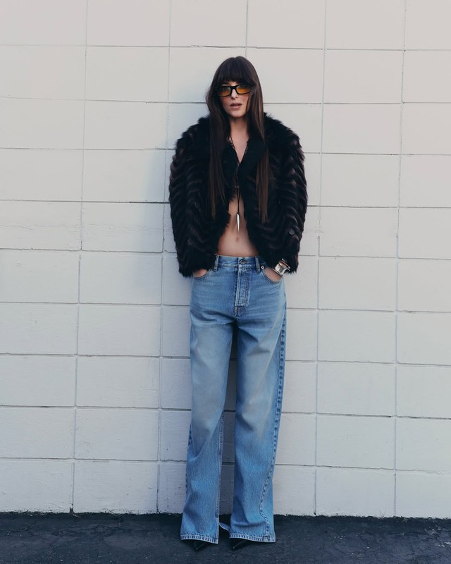 Quần jeans ống rộng, jeans ống loe là xu hướng denim hè- Ảnh 12.
