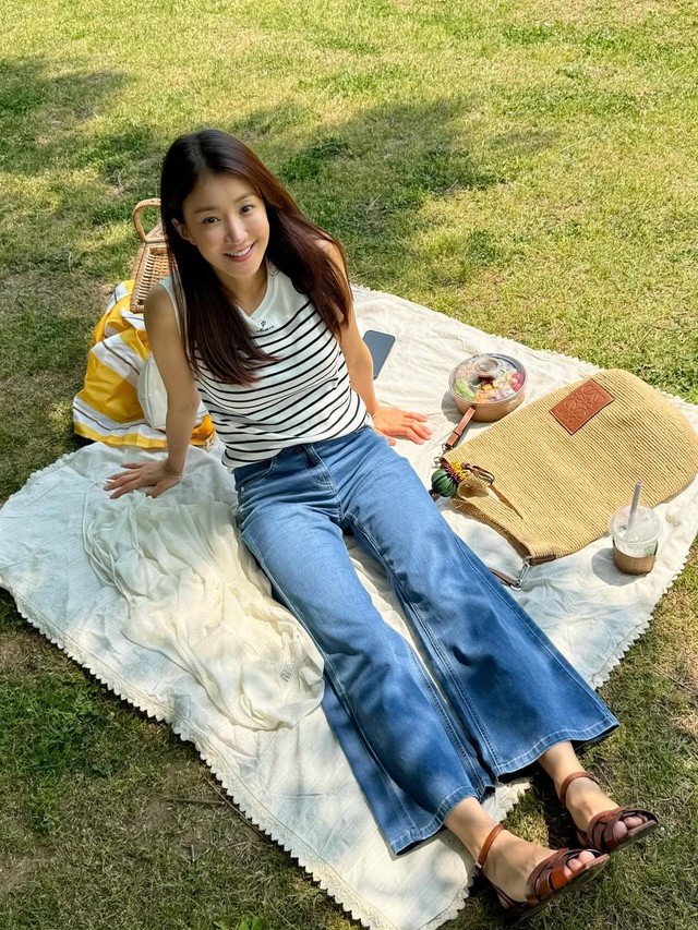 Quần jeans ống rộng, jeans ống loe là xu hướng denim hè- Ảnh 9.