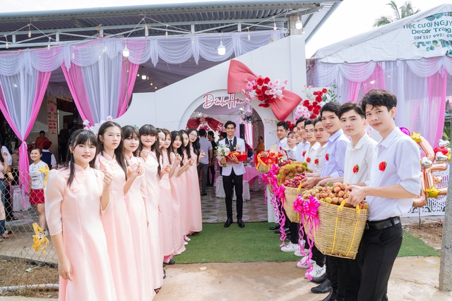 

Các loại trái cây được đựng trong giỏ đan bằng tre rất mộc mạc và gần gũi  