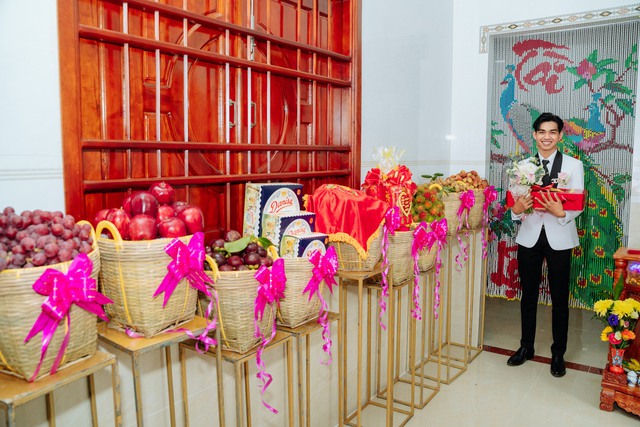 

Ngoài trầu cau, rượu, bánh... Tấn Đạt còn mang 6 tráp trái cây đi hỏi vợ  