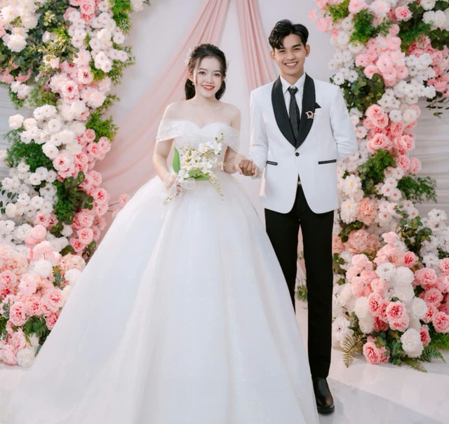 

Đám hỏi của Tấn Đạt và Anh Thư diễn ra hôm 14.6  