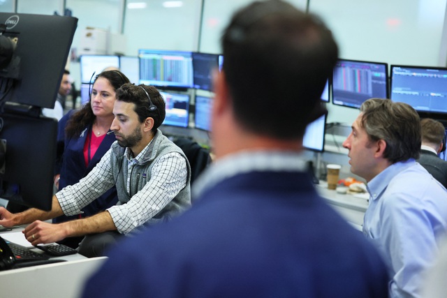 Giá dầu tăng vọt , chứng khoán lao dốc do xung đột Israel - Iran - Ảnh 1. Giá dầu tăng vọt , chứng khoán lao dốc do xung đột Israel - Iran - Ảnh 1.