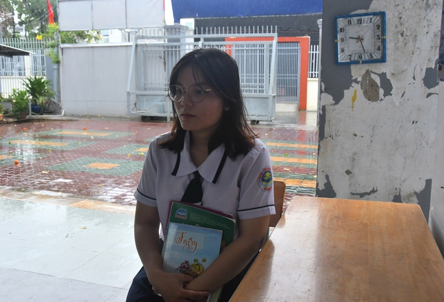 Xin cứu giúp cô học trò mồ côi cha mẹ, không nhà cửa Xin cứu giúp cô học trò mồ côi cha mẹ, không nhà cửa