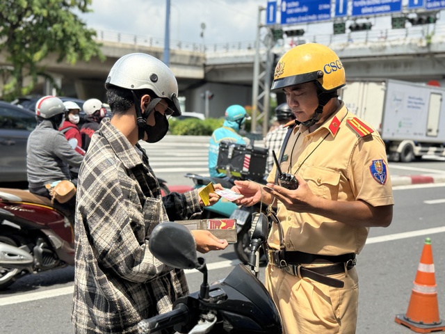 Người quay clip phản ánh vi phạm giao thông có bị CSGT mời đến xác minh? - Ảnh 3.